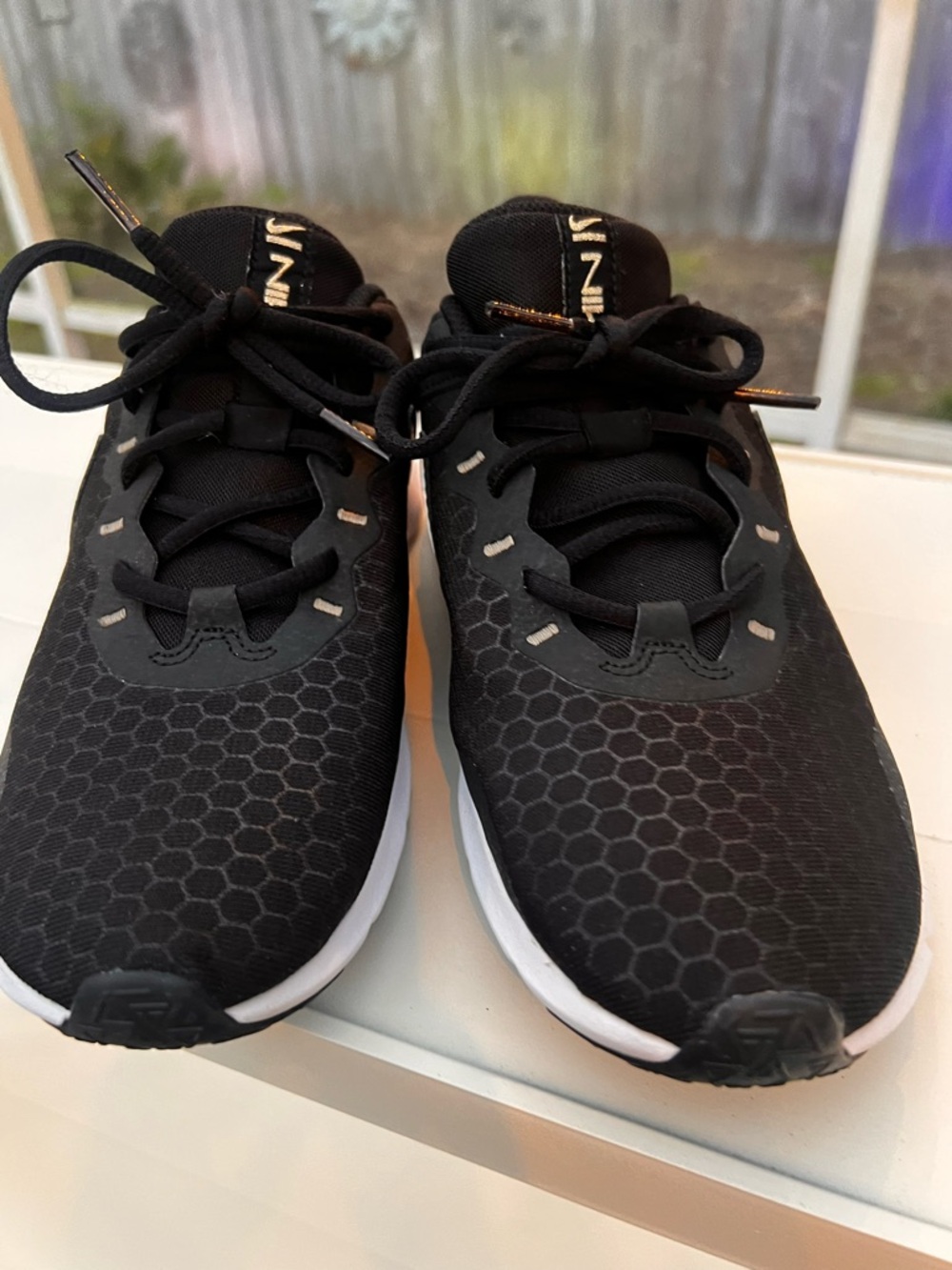 Nike Black NWOT Running Sneakers White Midsole Gold-Speckled Swoosh 8.5W Baddie - Picture 8 of 11